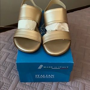 NWOT Ladies Italian Shoemakers Sandals-gold